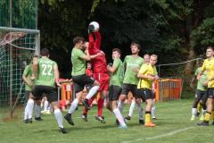K800_P1110420-Torhueter-Marco-Grosshardt-liegt-sich-in-der-Sachsenhaeger-Drangphase-nicht-ueberwinden