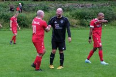 DSCF0807-2-Ein-Spiel-in-aller-Freundschaft-Auetals-Routinier-Marco-Thies-und-Enzen-II-Spielertrainer-Salem-Memic-