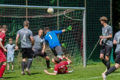 DSCF4655-Dennis-Schwarze-klaert-einen-Schuss-von-Tim-Neermann-am-Boden-auf-der-Linie-7.-2