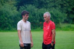 DSCF0477-Kriegsrat-nach-Spielende-SCA-Kapitaen-Florian-Meyer-und-Trainer-Thomas-Reh