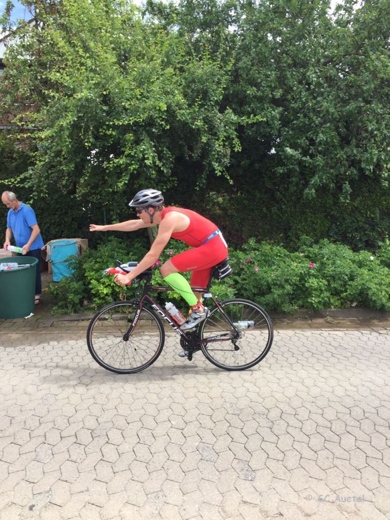 17T Wasseraufnahme beim Radfahren